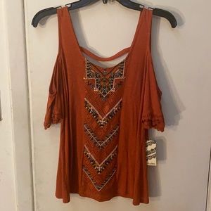 Cute top, bare shoulders with lace on the sleeves.